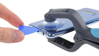 Namun kesulitannya hanya pada membongkar bodi belakang ponselnya. Foto: iFixit