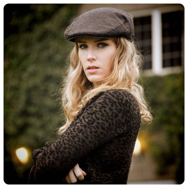 Charlotte kerap mendapatkan peran kecil di film-film besar Hollywood. Beberapa di antaranya Vice, How To be Single dan Oceans 8. Foto: Instagram/@charlottekirkofficial