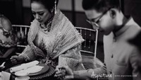 Saat melakukan prosesi sangjit sebelum menikah, Yuanita membagikan momen bersama sang suami saat di meja makan. Mereka terlihat berdoa bersama sebelum acara berlanjut ke acara makan. Foto: Instagram @yuanitachrist