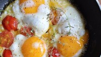 Yang paling gampang dibuat. Telur goreng ldengan mentega dan tambahan tomat ceri. Rasanya jadi gurih segar. Foto: Instagram @frukost