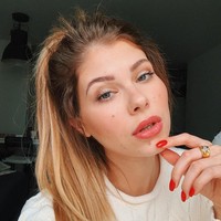 Selebgram asal Polandia, Yulianna Yussef hidup dengan penindasan yang tak henti-hentinya. Punya tanda lahir yang hampir di seluruh punggung, perut hingga kakinya membuat Yulianna disamakan dengan monyet hingga sapi kotor.  Foto: Instagram (@yulianna.yussef)