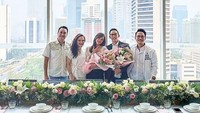 Ditemani keluarga dan teman-teman, acara makan siang berlanjut ke acara melamar yang manis dan romantis. Indra membawa buket bunga yang senada dengan hiasan meja makan di restoran tersebut. Foto: Instagram @yuanitachrist