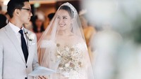 Jarang mengumbar kemesraan saat pacaran, presenter cantik Yuanita Christiani akhirnya melepas masa lajangnya dengan pengusaha bernama Indra Wiguna Tjipto. Pernikahannya berlangsung mewah di salah satu kapal pesiar yang berada di Singapura. Foto: Instagram @yuanitachrist