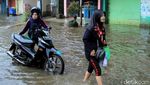Aksi Nekat Warga Terobos Banjir di Jalan Dayeuhkolot-Banjaran