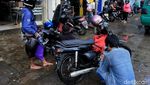Aksi Nekat Warga Terobos Banjir di Jalan Dayeuhkolot-Banjaran