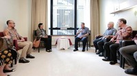 Dia bertemu dan ngobrol dengan Presiden keenam SBY yang setia mendampingi Ibu Ani selama menjalani pengobatan. Istimewa/Instagram @smindrawati.