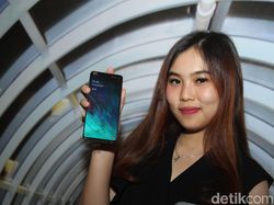 Ponsel Android Kelas Sultan di Tangan Para Wanita Menawan