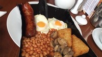 Di restoran ini, sekop fungsinya beralih dari peralatan bangunan menjadi piring serbaguna, untuk menyajikan sarapan berisi telur, sosis, hingga jamur. Foto: Boredpanda