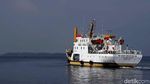 Hiruk Pikuk Aktivitas Kapal Tol Laut di Kawasan Pulau Pramuka