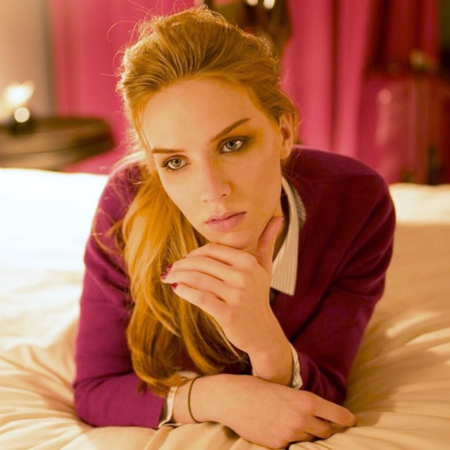 Majalah Hollywood Reporter mengungkap skandal seks yang terjadi antara aktris dengan produser film. Nama Charlotte Kirk, James Packer dan Kevin Tsujihara pun terseret. Foto: Instagram/@charlottekirkofficial