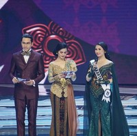 Setelah itu, ketiganya diuji lagi untuk menentukan siapa yang pantas menjadi Puteri Indonesia 2019. Masing-masing peserta diberi pertanyaan yang sama terkait Pemilihan Presiden 2019 yang akan diadakan 17 April mendatang. Foto: Instagram/@officialputeriindonesia