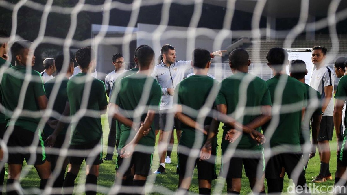 Simon McMenemy saat memimpin latihan Timnas Indonesia (Pradita Utama/detikSport)