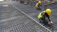Pekerja menyelesaikan konstruksi proyek pembangunan Jalan Tol Medan - Binjai seksi I di Deli Serdang, Sumatera Utara, Rabu (6/3/2019). Pool/Hutama Karya.