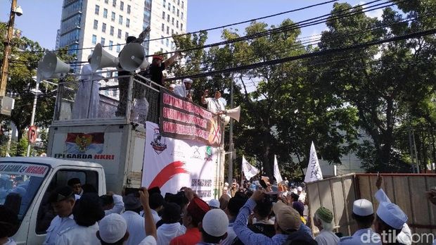 Massa Aksi Dukung Anies Jual Saham Bir Pemprov DKI Bubarkan Diri