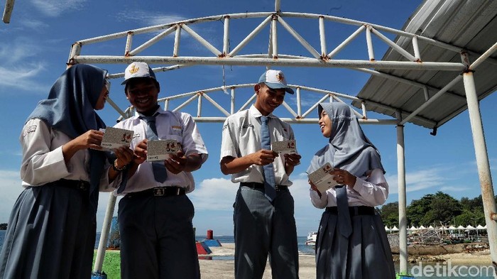 BRI mengajak anak muda Indonesia untuk mulai menabung sejak dini. Anak-anak SMA di Pulau Pramuka, Kepulauan Seribu pun telah memulai kegiatan itu bersama BRI.