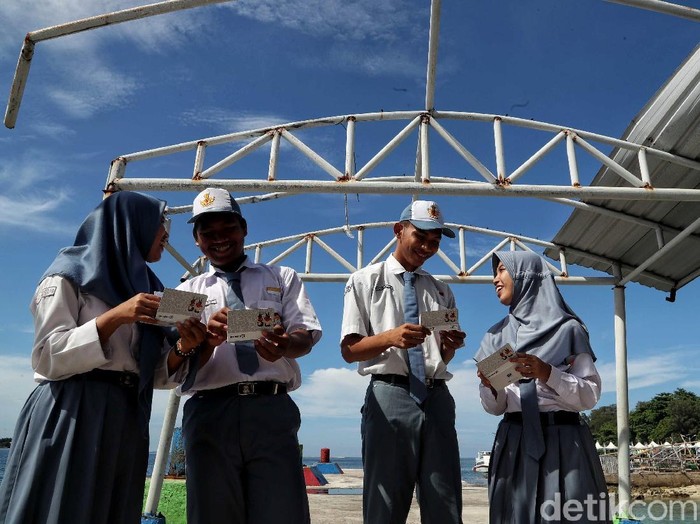 BRI mengajak anak muda Indonesia untuk mulai menabung sejak dini. Anak-anak SMA di Pulau Pramuka, Kepulauan Seribu pun telah memulai kegiatan itu bersama BRI.