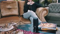 Wanita berambut keriting ini terlihat sedang menikmati teh hangat. Tentunya sambil duduk santai di rumah. Foto: Instagram@sahilahisyam
