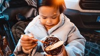 Cokelat dan es krim jadi salah satu makanan kesukaan Nastusha. Kalau sudah ada ini Nastusha tak akan rewel. Foto: Insttagram@chelseaoliviaa