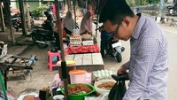 Sore-sore jajan lemang nih. Mau beli berapa banyak ya dokter ini? Foto: instagram @ari.zld06