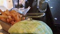 Saat memesan burger kol dari restoran ini, sang pemesan tidak menyangka, bahwa irisan kol tidak hanya terdapat di dalam burger saja. Tapi juga menjadi pengganti roti bun! Foto: Boredpanda