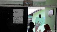 Para pelajar MI atau setingkat SMP di Kepulauan Seribu secara berbondong-bondong membuka tabungan pelajar di kapal Bahteraseva I Teras BRI.
