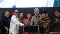 Dewan Penasehat Asosiasi Fintech Pendanaan Bersama Indonesia (AFPI) Rhenald Kasali, Ketua Umum Kadin Rosan P Roeslani, Ketua Umum AFPI Adrian Gunadi, Kepala Eksekutif IKNB Otoritas Jasa Keuangan (OJK) Riswinandi, Anggota Komisi XI DPR RI sekaligus Dewan Penasehat AFPI Andreas Eddy Susetyo, Direktur Teknologi Informasi dan Manajemen Risiko Bursa Efek Indonesia (BEI) Fitri Hadi membuka perdagangan sekaligus Peresmian AFPI di Gedung Bursa Efek Indonesia, Jumat (8/3).