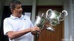 Rudy Hartono Pamer Piala dan Medali All England