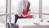 Lewat akun Instagram Yuanita, momen romantis dan meriah saat makan bersama sang suami sering ia bagikan. Ini salah satu pose manis mereka berdua saat makan siang di sebuah restoran mewah. Foto: Instagram @yuanitachrist