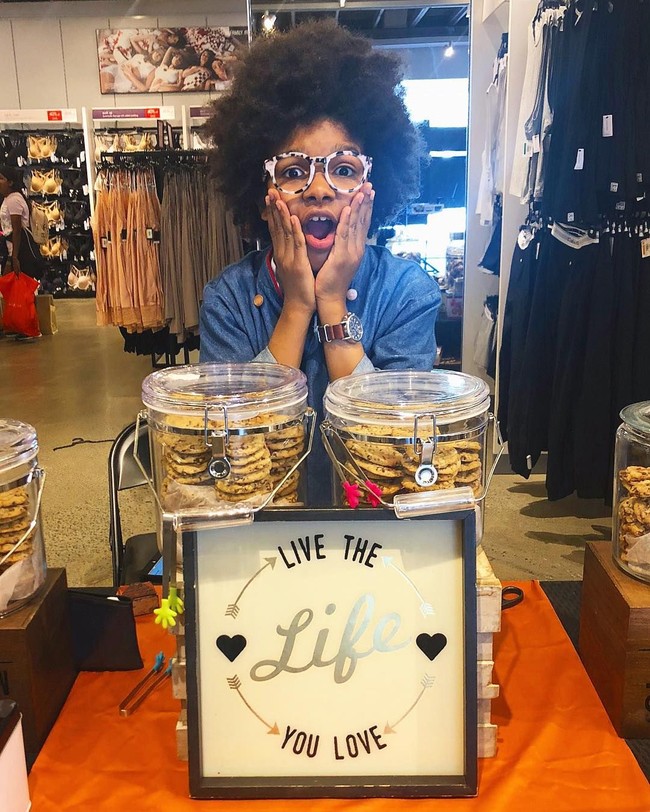 Dengan bantuan ibunya, Cory Nieves mulai berbisnis cookie sejak usia enam tahun. Ketika itu, Cory punya tujuan mulia yakni membelikan ibunya mobil. Kini di usia 15 tahun Cory telah bekerja sama dengan brand-brand kenamaan, seperti Barney’s, Bloomingdales, J. Crew, Macy’s, Pottery Barn, Ralph Lauren, Whole Foods, and Williams-Sonoma untuk membuat cookie berbahan natural. Merek kue Mr. Cory’s Cookies itu pun bisa menjual lebih dari 50 ribu kue per tahun. Foto: Instagram