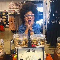 Dengan bantuan ibunya, Cory Nieves mulai berbisnis cookie sejak usia enam tahun. Ketika itu, Cory punya tujuan mulia yakni membelikan ibunya mobil. Kini di usia 15 tahun Cory telah bekerja sama dengan brand-brand kenamaan, seperti Barney’s, Bloomingdales, J. Crew, Macy’s, Pottery Barn, Ralph Lauren, Whole Foods, and Williams-Sonoma untuk membuat cookie berbahan natural. Merek kue Mr. Cory’s Cookies itu pun bisa menjual lebih dari 50 ribu kue per tahun. Foto: Instagram