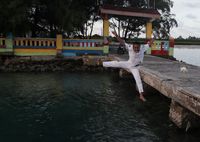 Nahkoda Teras BRI Kapal Bahtera Seva I berenang saat mengisi waktu luang setelah bank tutup