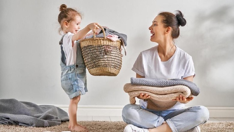 Mengajari anak suka menolong/ Foto: iStock Mengajari anak suka menolong/ Foto: iStock