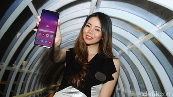 Para SPG ini akan membantu para calon pembeli memberikan info tentang Samsung flagship terbaru. (Foto: detikINET/Rifkianto Nugroho)