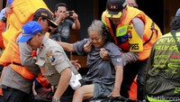 Pihak kepolisian Ngawi membantu proses evakuasi warga usai banjir meluas di daerah Ngawi, Jumat (8/3/2019).