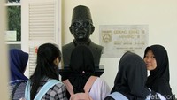 Gedung yang berisikan sejarah tersebut selalu ramai dikunjungi.