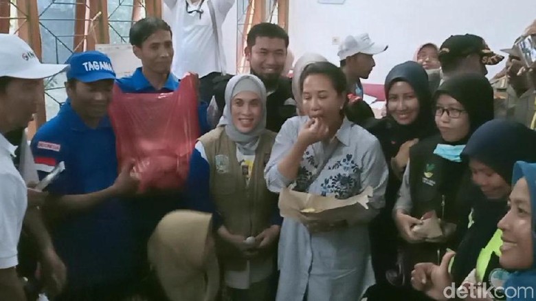 Menteri BUMN Cicipi Nasi Bungkus Pengungsi Banjir Madiun Menteri BUMN Cicipi Nasi Bungkus Pengungsi Banjir Madiun