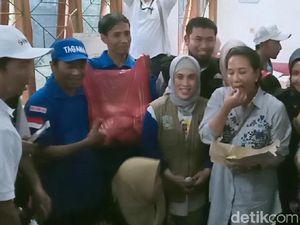 Menteri BUMN Cicipi Nasi Bungkus Pengungsi Banjir Madiun