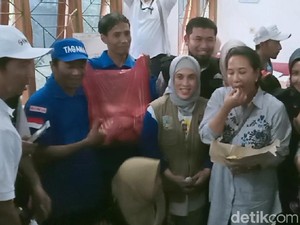 Menteri BUMN Cicipi Nasi Bungkus Pengungsi Banjir Madiun