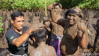 Sembari turun menuju ke lokasi Mebuug Buugan, rombongan ini menyanyi dalam bahasa Bali. (Aditya Mardiastuti/detikTravel)
