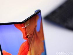 Menggenggam Ponsel Layar Lipat Huawei Mate X di Jakarta