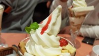 Meski punya tubuh yang tegap dan atletis, pemain film The Divine Move itu penyuka es krim. Es krim sundae bertopping biskuit dan buah stroberi jadi pilihannya saat berkunjung ke salah satu restoran di Jepang. Foto: Instagram real_jinhyuk