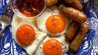 Sosis panggang yang gurih enak jadi teman telur goreng yang pas. Foto: Instagram @julesfood