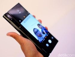 Menggenggam Ponsel Layar Lipat Huawei Mate X di Jakarta