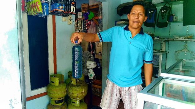 Tomi pemilik Warung Rembulan Pulau Pramuka menunjukkan pertalite yang dijualnya. 