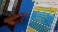 Warga dapat membeli air ini dengan harga Rp 25 per liter dalam bentuk satu galon ukuran 19 liter (dibulatkan 20 liter), jadi satu galon air siap minum ditebus warga dengan harga Rp 500 saja.