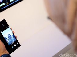 Menggenggam Ponsel Layar Lipat Huawei Mate X di Jakarta