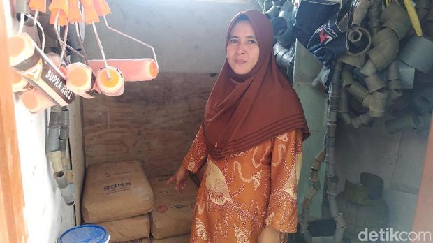 Ibu Asia dan material dagangannya di Pulau Panggang. 
