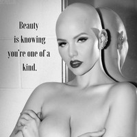 Elly Mayday asal Kanada dikenal sebagai model yang selalu mempromosikan body positivity. Instagramnya pun memiliki 97 ribu lebih pengikut dan 500 ribu pertemanan di Facebook. Foto: Dok. Instagram Elly Mayday