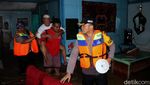 Aksi Heroik Polisi Bantu Evakuasi Korban Banjir di Ngawi