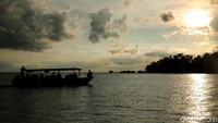 Kepulauan Seribu terdiri dari beragam pulau yang berada di utara Laut Jawa. Kondisi itu membuat warga mengandalkan perahu untuk menyeberangi pulau untuk beraktivitas.